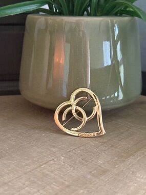 ✨ Gold Tone Heart CC Style Brooch – Double C Love Motif ✨